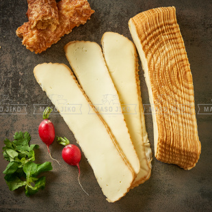 Koliba pařený uzený sýr krájený
